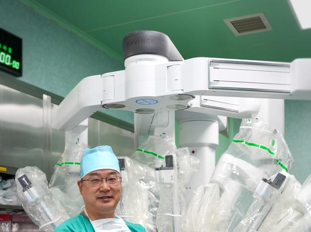 배기범 부산백병원 외과교수, 대장암 로봇수술 560례 돌파 