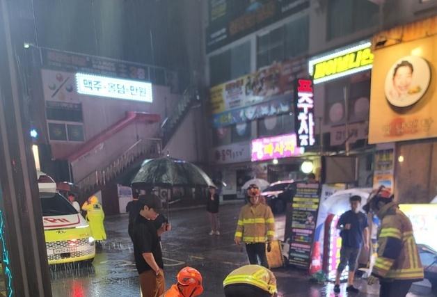 '호우·강풍' 부산·경남…맨홀에 사람 빠지고 나무 쓰러져(종합)