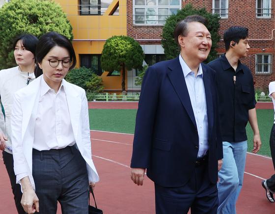 "김건희, 법정서 尹 곁눈질 울컥…구치소 돌아와 펑펑 우셨다더라"