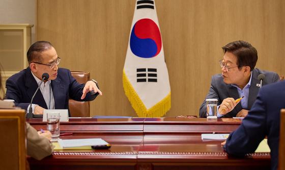 이재명 대통령, 위성락 국가안보실장과 NSC 대화