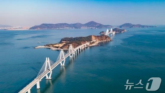 부산 거가대교 가덕해저터널 입구서 트레일러 전도…교통 통제 중