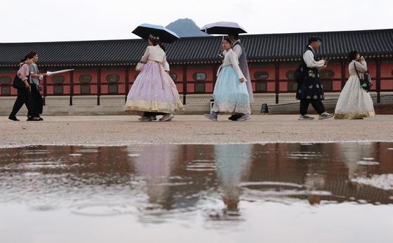 [오늘의 날씨] 부산·경남(26일, 화)…5~30㎜ 비, 낮 최고 33도