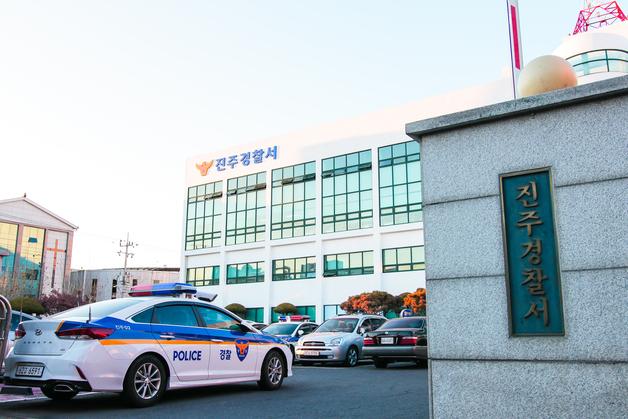 진주 편의점 '새벽 연쇄강도'…흉기들고 두곳서 97만원 강탈 40대
