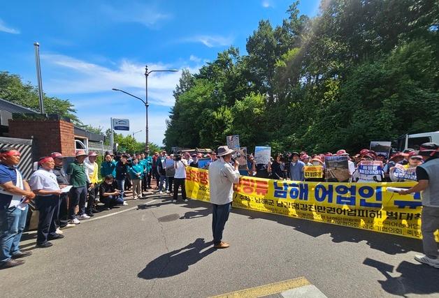남해군 어업인들 "남강댐 쓰레기 방류로 어업 불가능 상태"