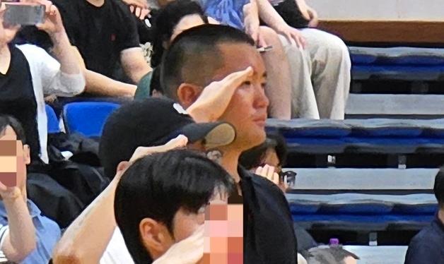거수 경례하는 이재용 회장 장남 이지호 씨