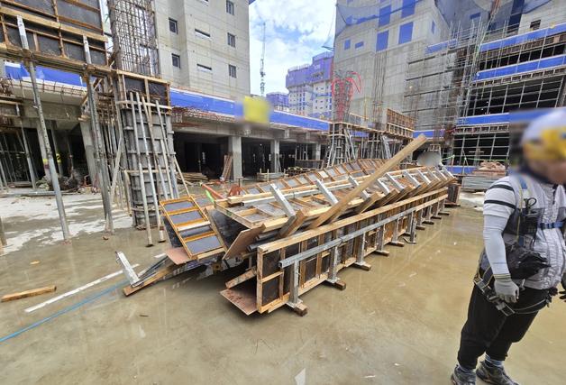 부산 아파트 공사장 크레인서 거푸집 떨어져…3명 부상 
