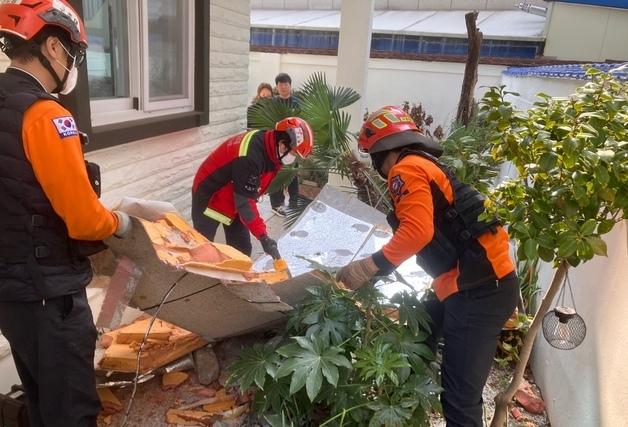 강풍에 합판 떨어지고 담장 무너져…부산·경남 피해 잇따라
