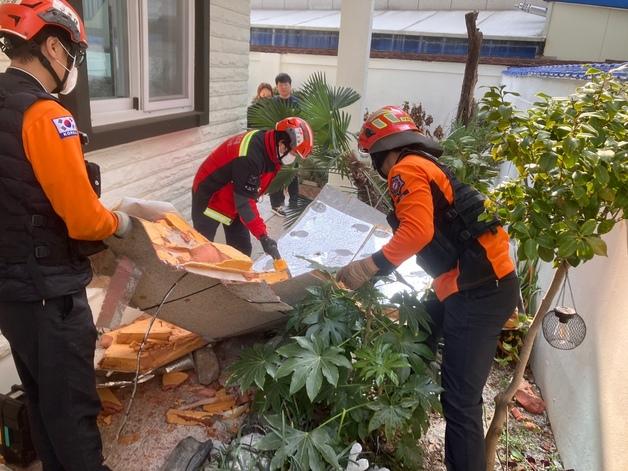 강풍에 합판 떨어지고 담장 무너져…부산·경남 피해 잇따라