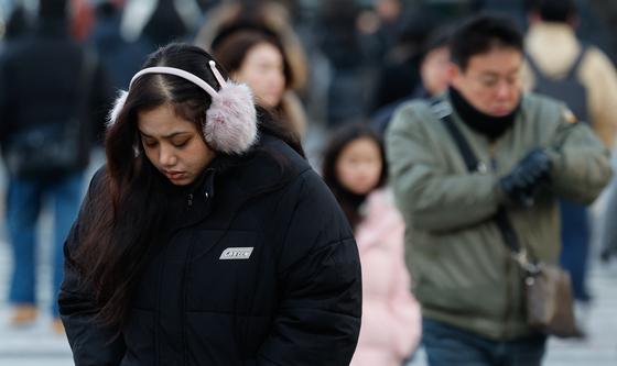 잔뜩 움츠린 출근길