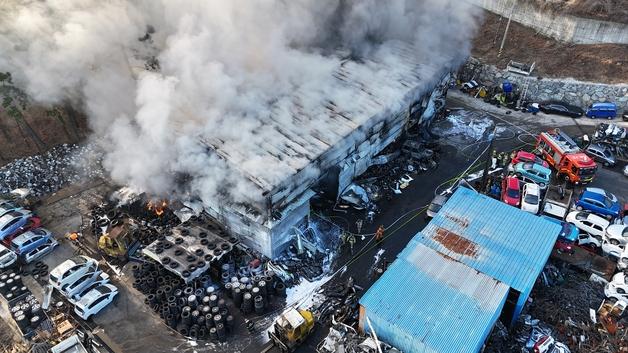 거제 폐차장 화재 1시간여 만에 초진…인명피해 없어