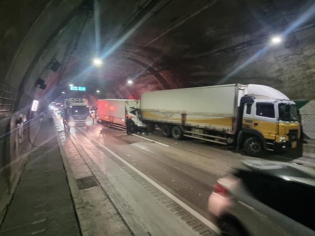 부산 금정산터널서 화물차끼리 추돌…1명 사망