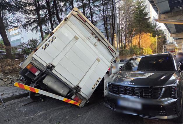 부산진구 도로서 역주행 화물차, 교통사고 후 전도…1명 경상(종합)