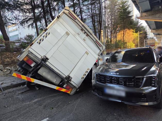 부산진구 도로서 역주행 화물차, 교통사고 후 전도…1명 경상(종합)