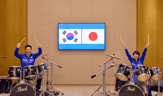 한일 정상 '즉석 드럼 협주'