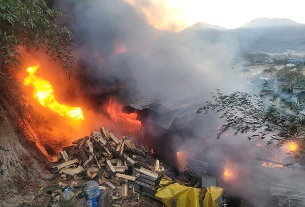 밀양 초동면 전원주택 화재…장작 쌓여 진화 더뎌