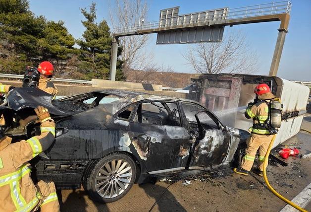 남해고속도 동창원 나들목 부근서 3중 추돌…6명 경상