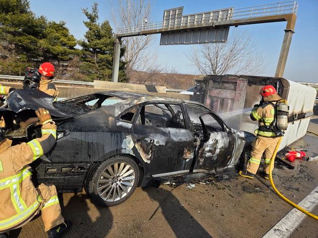 남해고속도 동창원 나들목 부근서 3중 추돌…6명 경상