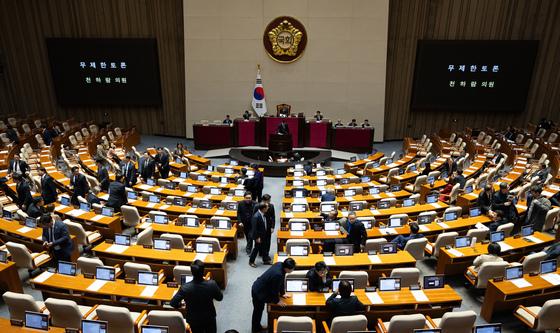 2차 종합특검 필리버스터 시작되자 본회의장 나서는 여야 의원들