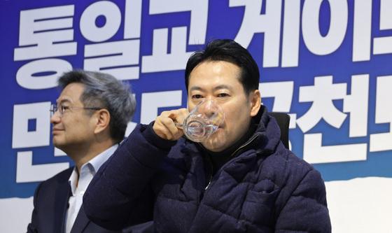 단식 2일차, 목 축이는 장동혁 대표
