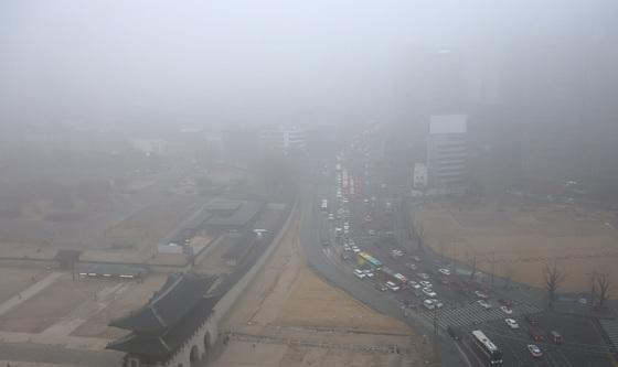 미세먼지와 안개에 갇힌 도심