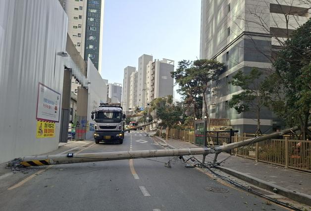 부산 연산동서 트럭이 전신주 충격해 인근 정전…한전 복구 중