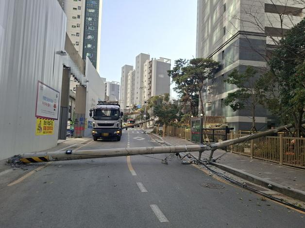부산 연산동서 트럭이 전신주 충격해 인근 정전…한전 복구 중