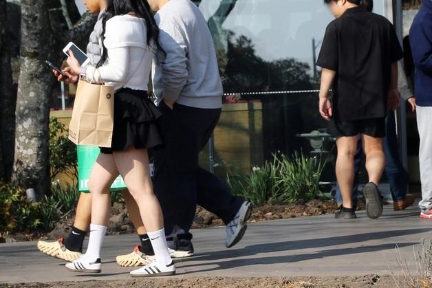 "오늘 와이리 덥노"…포근한 주말 전국 관광지·축제장 '북적'(종합)