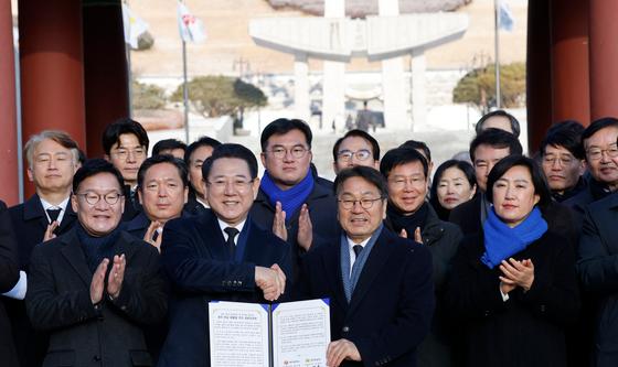 강기정·김영록, 5.18묘역에서 광주전남통합 추진 발표