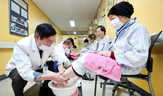 이용수 할머니 발 씻겨주는 의료진