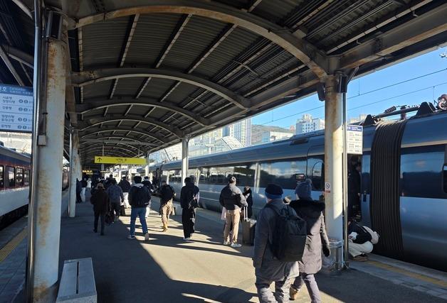 "빨라서 좋다"…KTX-이음 이용객으로 부산 부전역 '북적'