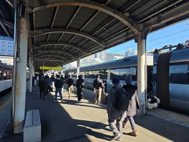 "빨라서 좋다"…KTX-이음 이용객으로 부산 부전역 '북적'