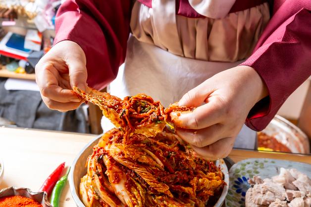 "예비 시부모, 손으로 김치 찢어 밥에 '툭'…배부르다며 식사 거절, 내 잘못?"
