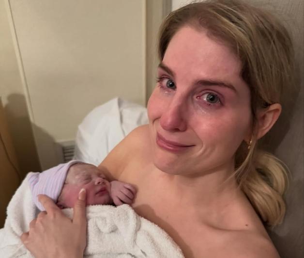 출산한 척, 옷 벗고 아기와 눈물 셀카 찍은 美가수…"대리모 썼으면서" 뭇매