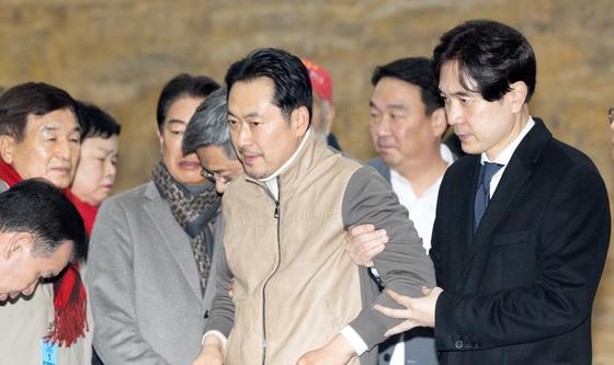 부축 받으며 발걸음 옮기는 장동혁 대표