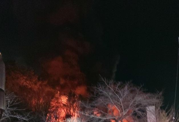 부산 기장군 공장화재 산불로 번져…소방 대응 1단계