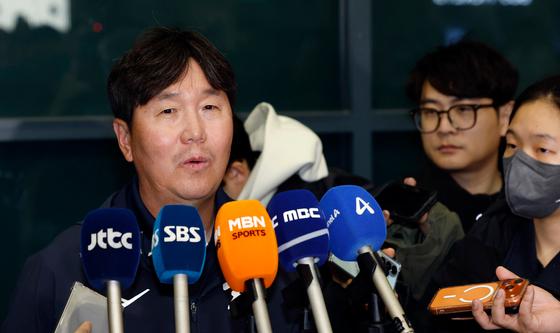 귀국길에 취재진 만난 류지현 감독