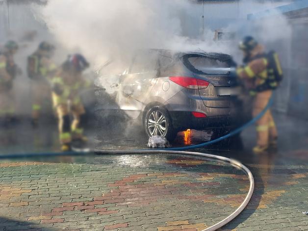 부산 사상구 초교 주차장서 SUV 내 부탄가스 '펑'…1명 경상