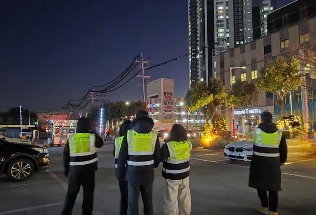 도심 뒤덮은 떼까마귀…김해시, 퇴치반 운영·청소 강화 등 대응