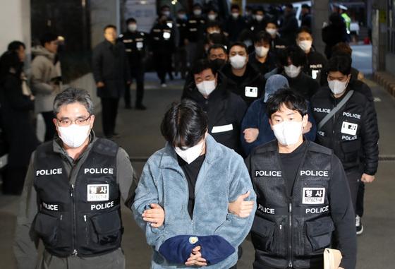 캄보디아 송환 '관공서 사칭 노쇼사기 혐의' 49명 부산 도착