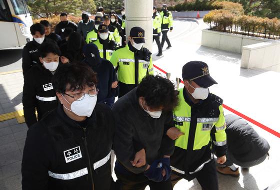 한꺼번에 48명 구속심사…버스 2대에 3번씩 나눠 법원 호송