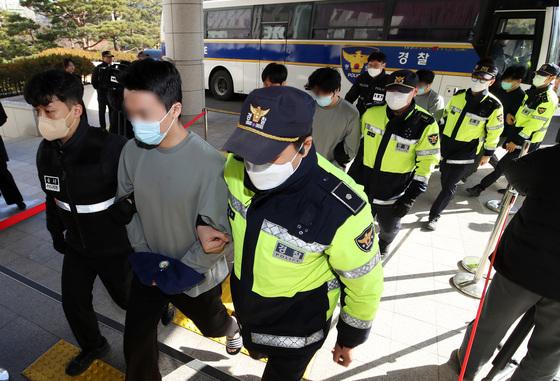 캄보디아서 송환된 '홍후이 그룹' 조직원 42명, 재판행