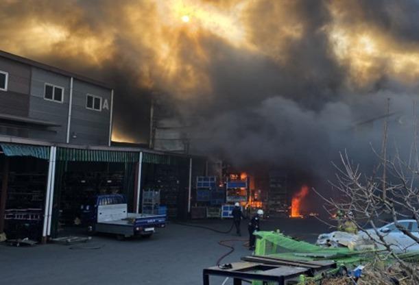 김해 진례면 공장 불…1시간 30분만 완진(종합)