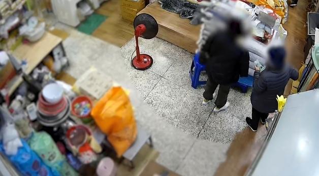 부산 전통시장서 80대 여성 소매치기 한 60대 여성 검거