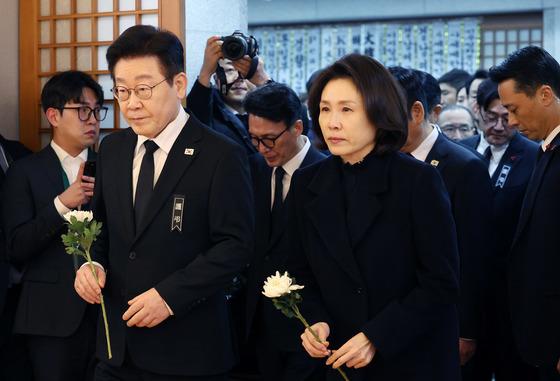 김혜경 여사, 文 전 대통령 부인 김정숙 여사 모친상 조문