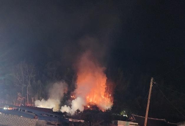 합천군 삼가면 산불 진화…주택 화재로 번져(종합)