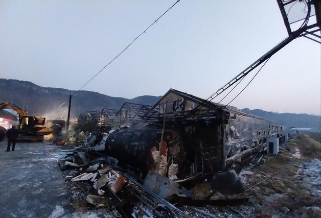 하동 비닐하우스 화재…시설 2동·유류탱크 전소