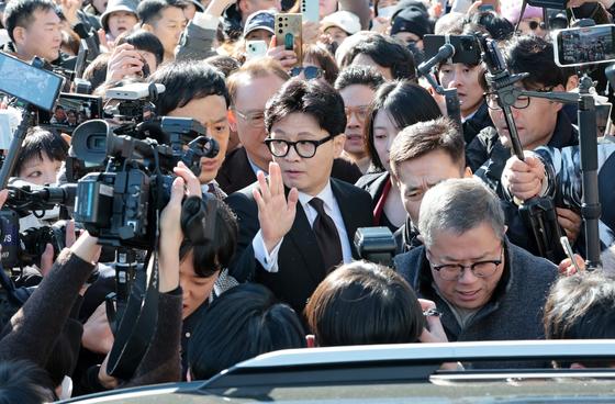 친한계 "한동훈 출마시 자객 구인난이란 말도"→ 서정욱 "이진숙 있다" 
