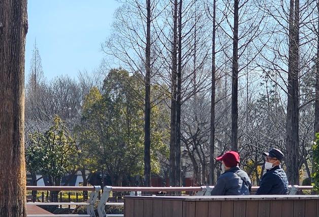 가족·반려견과 산책…'낮 기온 8도' 김해 연지공원에 시민들 발길