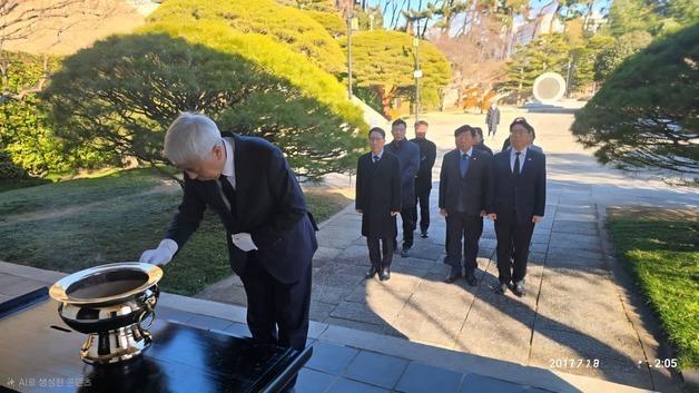 조국혁신당 부산시당, 신년 참배…"6월 지선서 '국힘 독점' 깬다"