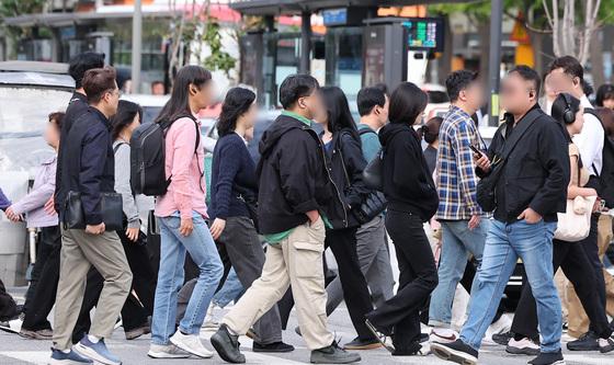 두터워진 출근길 옷차림
